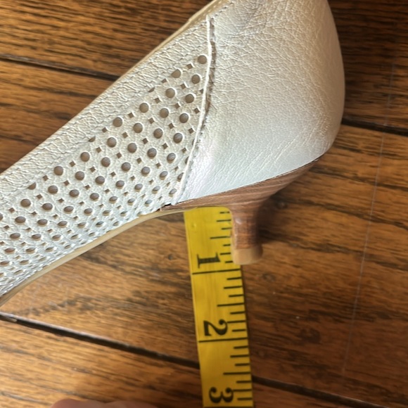Stuart Weitzman Ivory Kitten Heel Lazer Cut Size 6 New With Tag - Picture 6 of 7